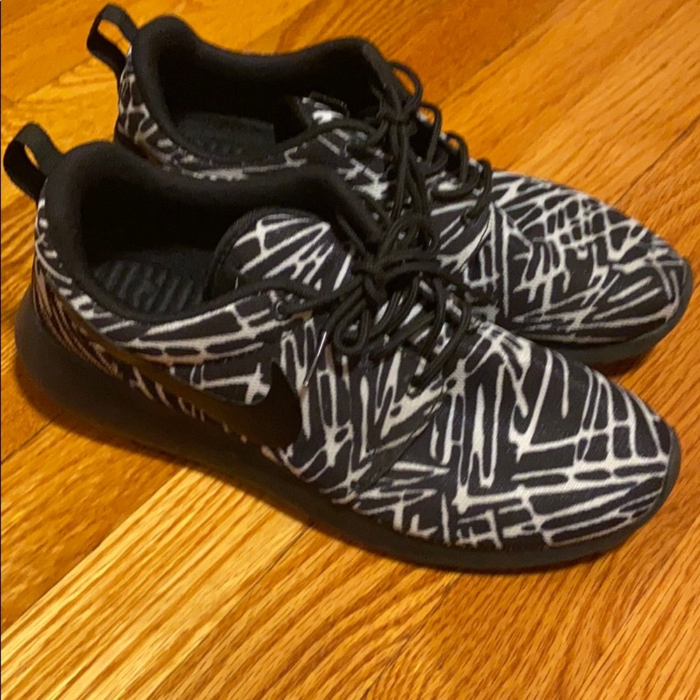 Nike Roshe Runs Women black and white